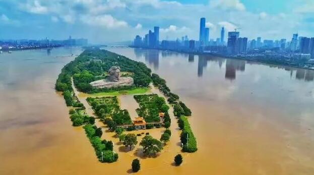 月后,雨季来临,长沙,广西等地爆发大洪水,好多地方被淹,城市陷入一片